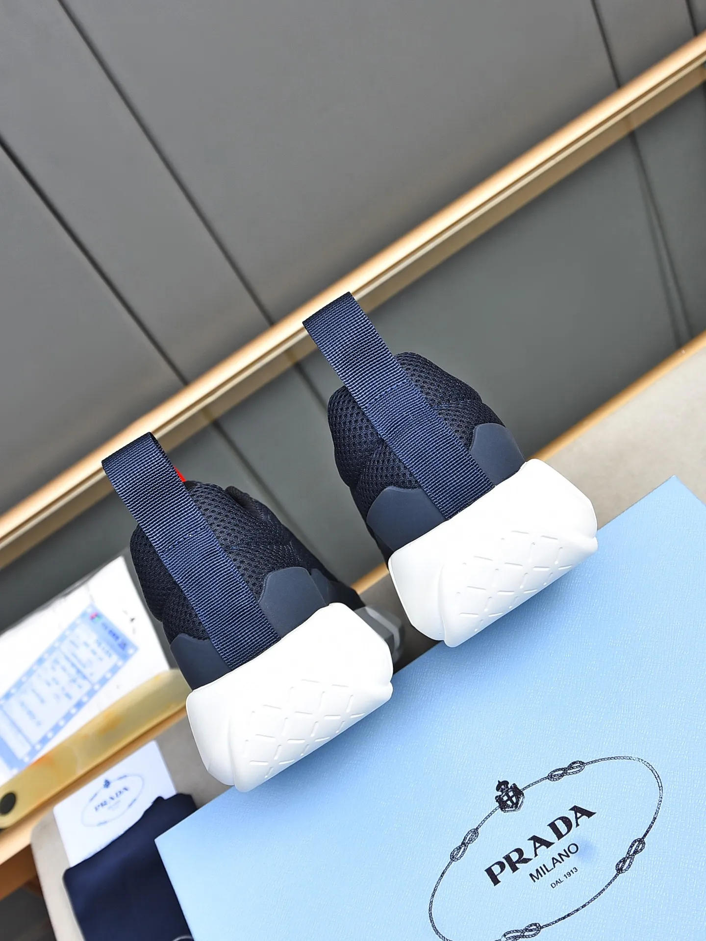 Men's shoes 💰480 PRADA/Prada men's lace-up casual sports shoes, the upper is made of cowhide leather and breathable mesh. It is soft, comfortable and breathable. The tongue is decorated with the PRADA brand letter logo. The thick rubber sole echoes the red label tongue. The style is fashionable and generous. The details are carefully crafted. A casual sports shoe with a super fashionable look on the foot. Excellent breathability!  Size: 38-44 (45 46 customized)